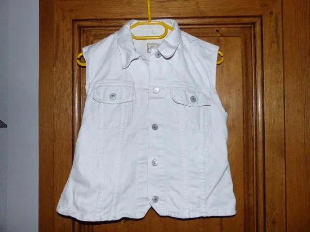 Sleeveless white denim jacket – photo 2